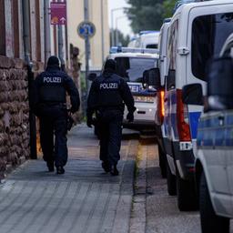 Polizisten bei einer Razzia in Mannheim gegen Schleuserkriminalität
