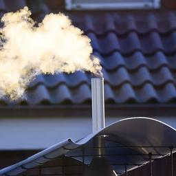 Rauchender Schornstein eines Hauses