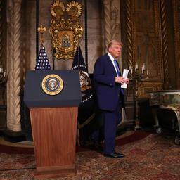 Trump verlässt nach einer Pressekonferenz in seinem Wohnsitz in Mar-a-Lago (US-Bundesstaat Florida) den Raum.