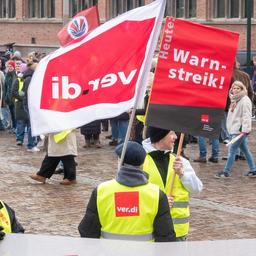 Streikende bei einer Demonstration während eines Warnstreiks in Kiel (Archivbild: 05.02.2025).