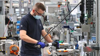 Arbeiter beim Automobilzulieferer ZF in Schweinfurt